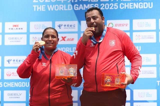 祝夺冠, 颁奖仪式上, 获得冠军